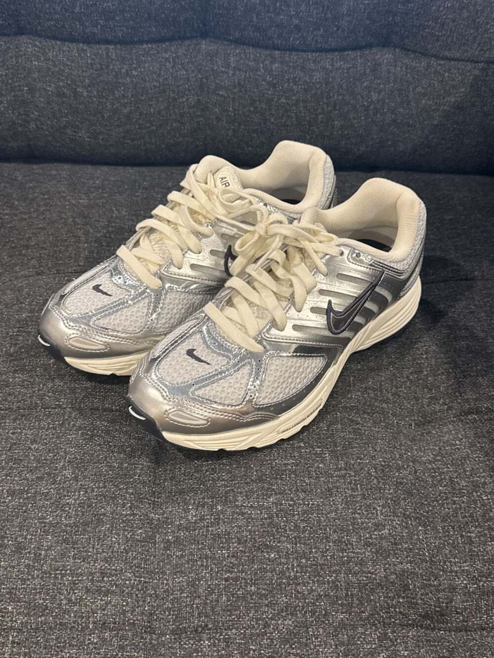 9W - Nike Women's Air Pegasus 2K5 'Chrome' Photon Dust/Chrome-Gridiron-Sail